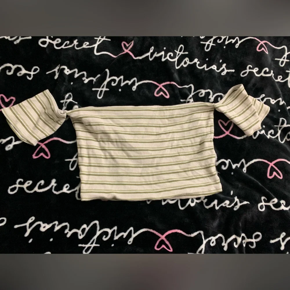 Soft A&F Rib Off-The-Shoulder Cropped Tank - Picture 3 of 6
